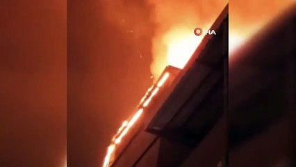 Bursa’da binanın çatısı alev alev yandı, o anlar kameralarda