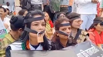 सत्याग्रह आंदोलन: कांग्रेस ने किया अनोखा विरोध प्रदर्शन, मुंह पर लगाया ताला