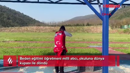 Müthiş başarı! Beden eğitimi öğretmeni dünya kupası ile okula döndü