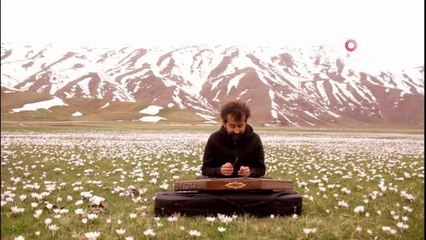 Ovayı beyaza bürüyen kardelenler arasında santur keyfi