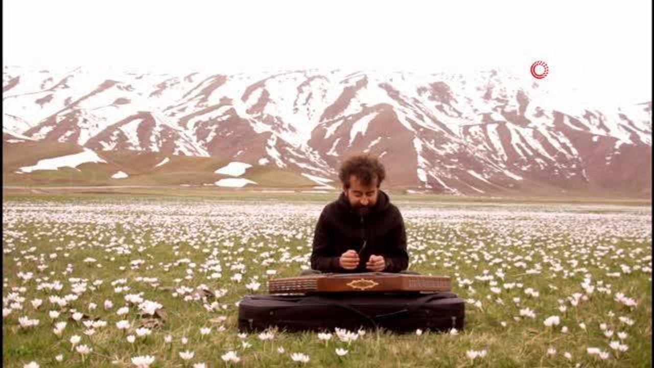 Ovayı beyaza bürüyen kardelenler arasında santur keyfi