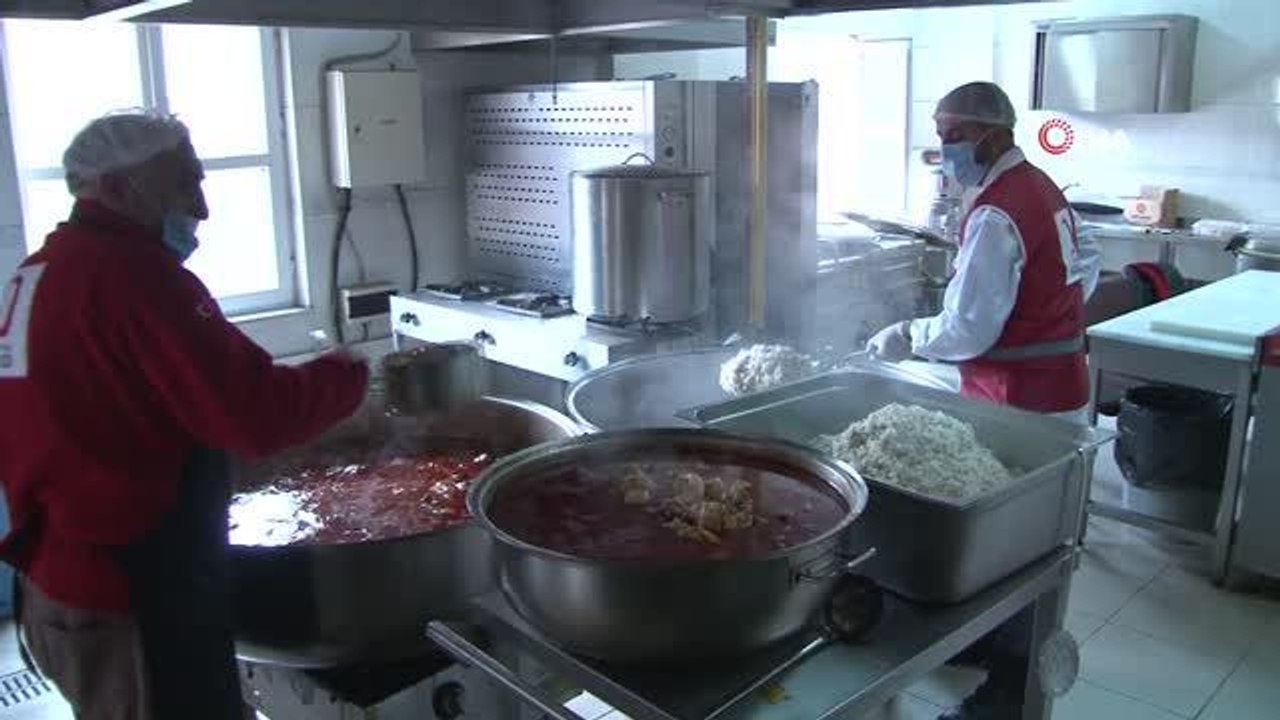 Bingöl'de Ramazan ayında Türk Kızılayının kazanları, ihtiyaç sahipleri için kaynıyor