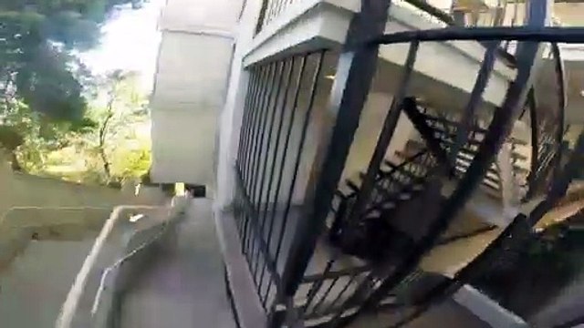 Ce dingue plonge du 5eme étage d'un hôtel dans une piscine