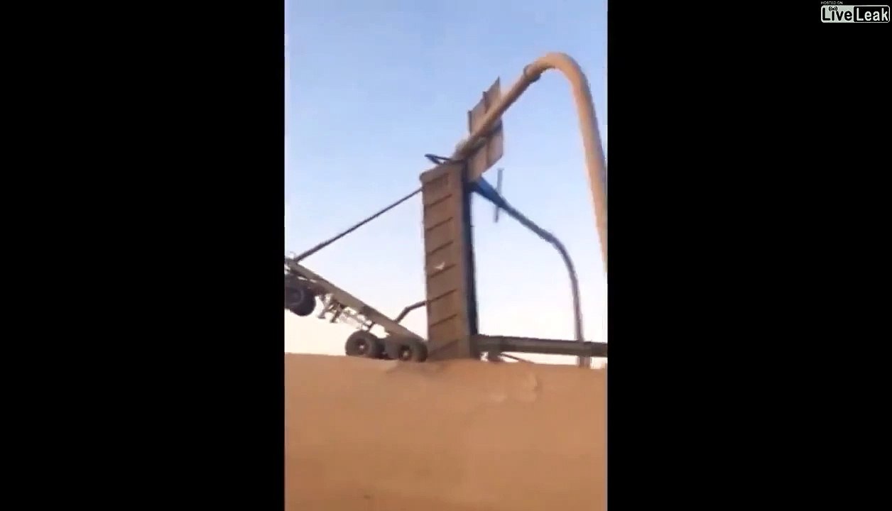 On se demande bien comment ce camion a pu se retrouver comme ça