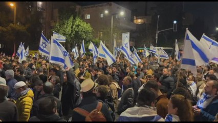 Скачать видео: Proteste davanti a casa Netanyahu contro la riforma giudiziaria