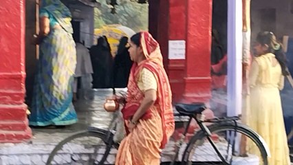 शक्ति भक्ति में लीन श्रद्धालु