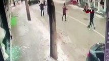 Elbistan depreminde 3 kişinin yıkılan bina altında kalma anı kamerada