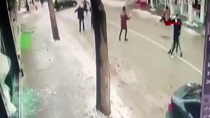 Elbistan depreminde 3 kişinin yıkılan bina altında kalma anı kamerada