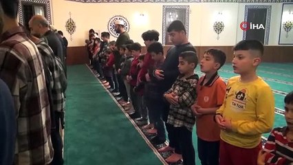 Bu caminin cemaati çocuklar! Hey maşallah...