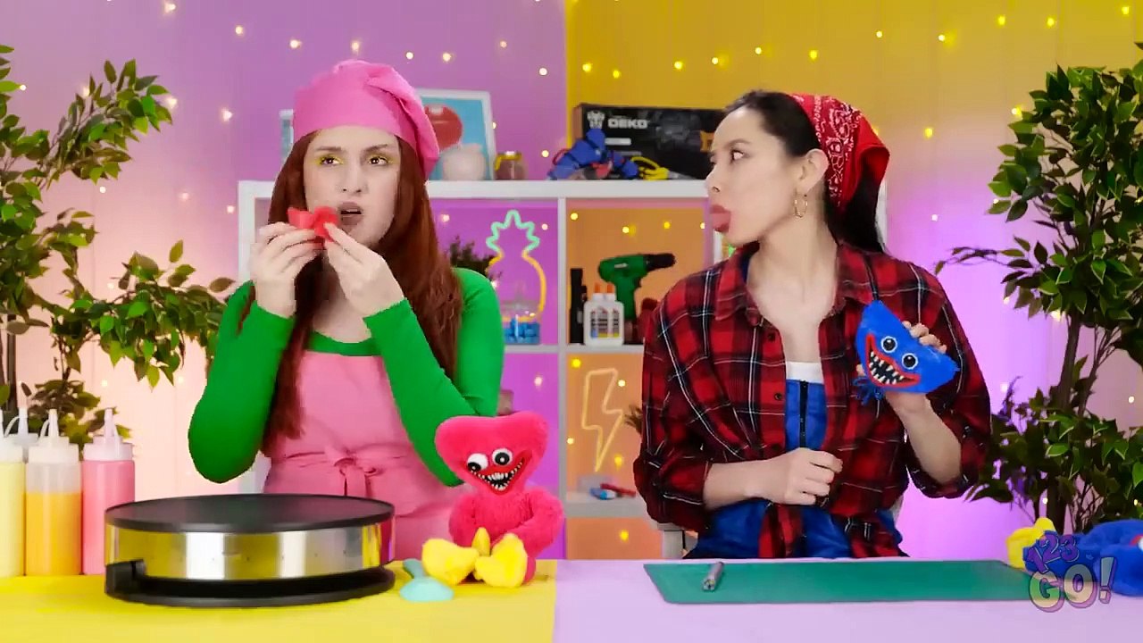 EXPECTING A BABY HUGGY WUGGY Good vs Bad Parents! Life-Changing Parenting Hacks by 123 GO!