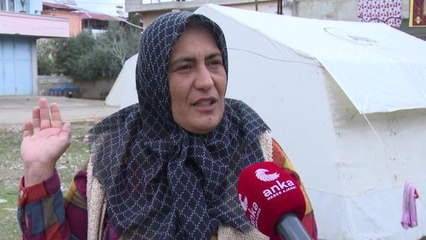 Çocuğunu Liseye Giriş Sınavlarına Hazırlayan Depremzede: "Sınava Girecek Hiçbir Şeyimiz Yok. Enkazda Çıkardığımız Test Kitaplarıyla Çalışıyor"