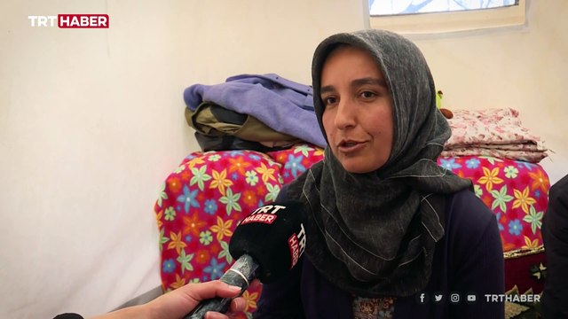 Sosyal markette çalışarak hem geçimini sağlıyor hem de depremzedelere yardım ediyor