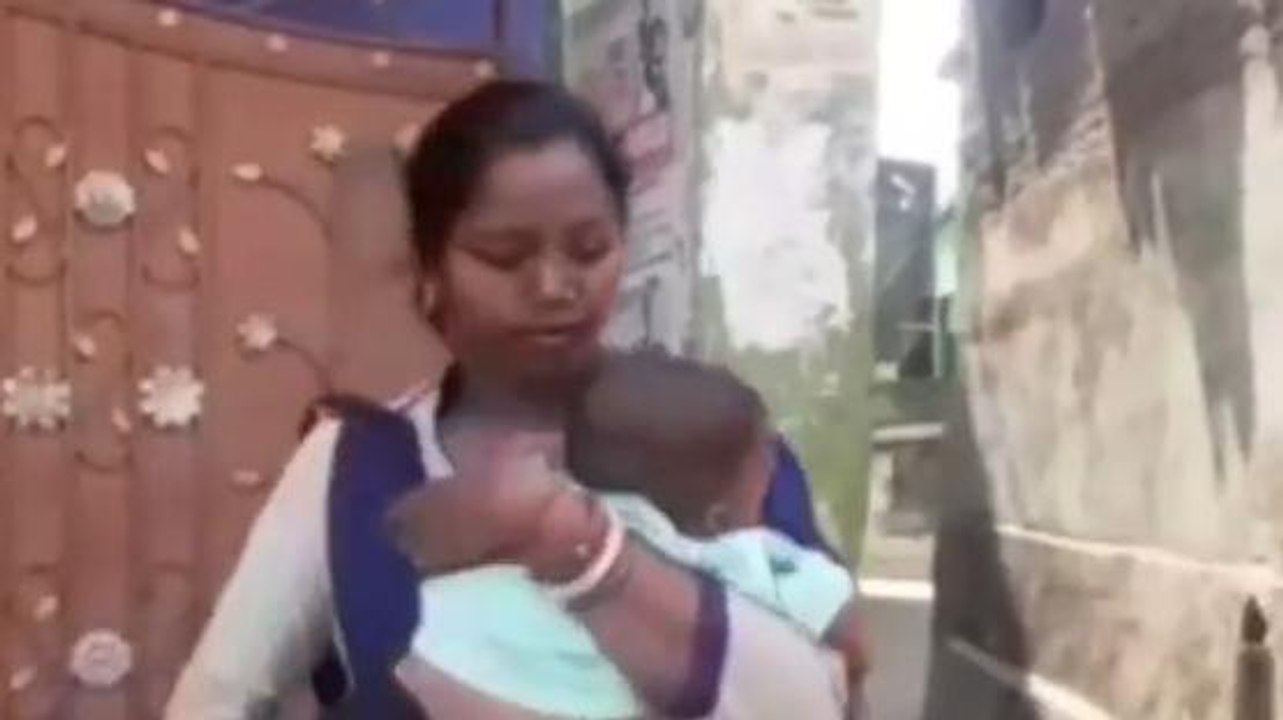 পুরুলিয়া:পরীক্ষা দিচ্ছেন মা,শিশু সামলাচ্ছেন পুলিশ!দেখুন ভিডিও