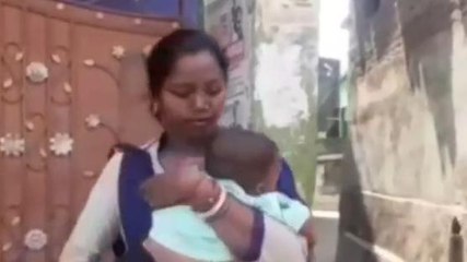 পুরুলিয়া:পরীক্ষা দিচ্ছেন মা,শিশু সামলাচ্ছেন পুলিশ!দেখুন ভিডিও