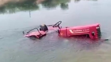 కూసుమంచి: అదుపు తప్పి కాలువలోకి దూసుకెళ్లిన ట్రాక్టర్