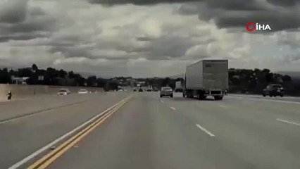 Araçtan Kopan Tekerlek, Yandaki Araca Takla Attırdığı Anlar Kameraya Yansıdı!