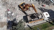 Kahramanmaraş'ta binaların enkaz kaldırma çalışması 