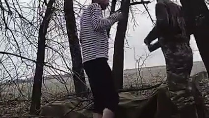 Vídeo: Soldado bêbado quase causa tragédia com granada