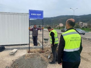 OSMANİYE'DE MAHALLELERE AYRILAN KONTEYNER KENTTE TABELALAR ASILDI