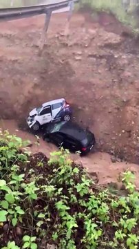 Cratera se forma em trecho da CE-384, em Mauriti; dois carros caíram no buraco