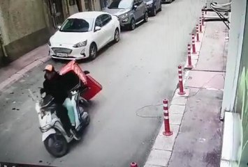 Motosikletini çalan hırsızı üzerine atlayarak etkisiz hale getirdi