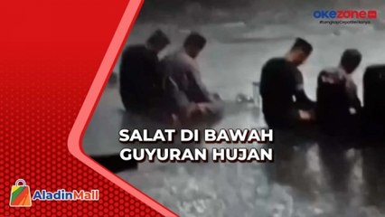 Jamaah Masjid Tetap Salat di Bawah Guyuran Hujan di Parepare