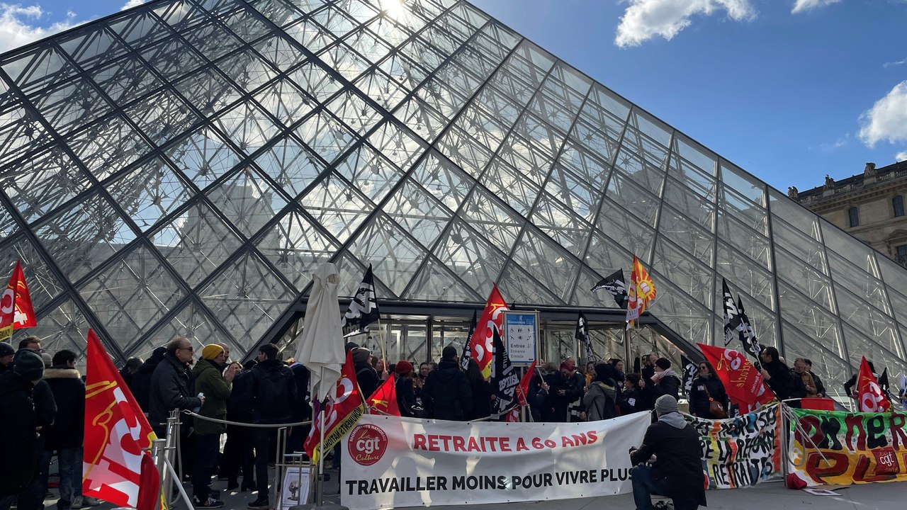 « C’est une honte », pestent des touristes bloqués devant le Louvre par des manifestants