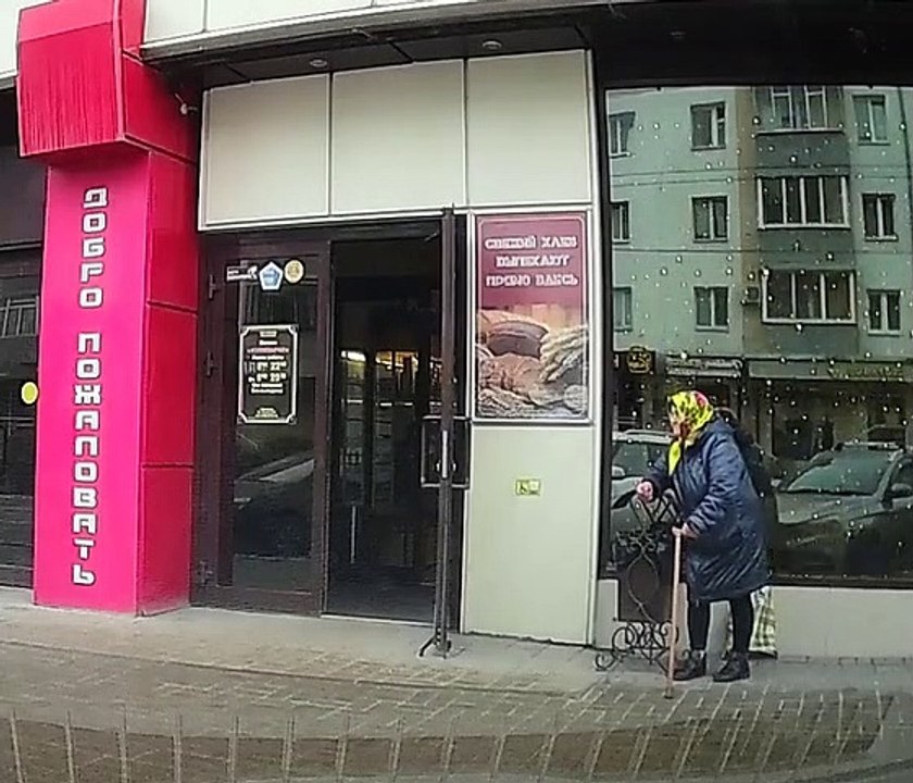 Cette mamie fait la manche, mais pas pour mange...