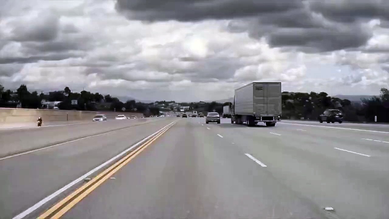 Une voiture décolle dans les airs après avoir percuté une roue sur l'autoroute