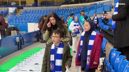 فيديو: الأذان يرفع في نادي تشيلسي وموائد الإفطار تُمَدُّ على مدرجاته