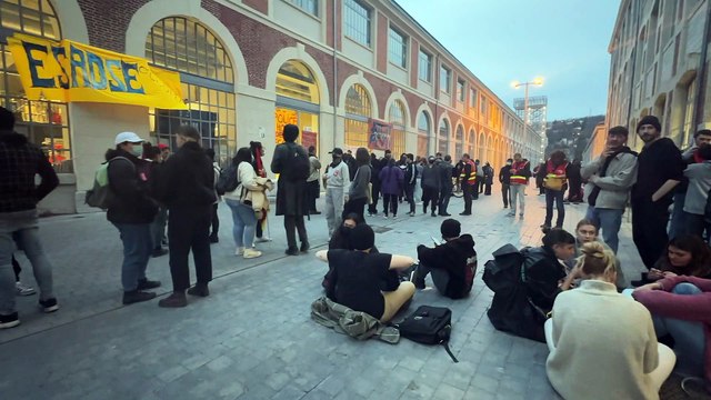 Des étudiants manifestent à l'École d'Art et Design