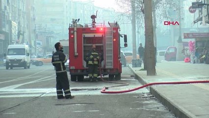 DİYARBAKIR'DA İFTAR VAKTİ AĞIR HASARLI APARTMANDA YANGIN