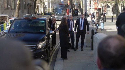 El príncipe Enrique aparece por sorpresa en una vista judicial contra un diario en Londres