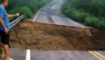 Carros caem em cratera após fortes chuvas no Ceará