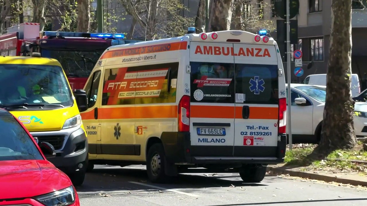 Milano, forte vento cadono due alberi: un"auto distrutta e ferito uno scooterista