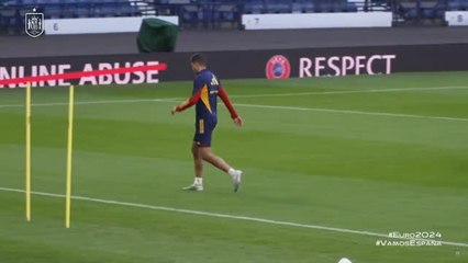 Video herunterladen: España toma contacto con el césped de Hampden Park