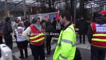 Blocage entrée d'un incinérateur d'ordures ménagères. Issy-les-Moulineaux/France - 27 mars 2023