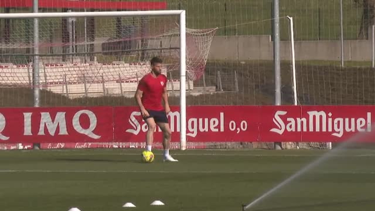 Unai Simón se ejercita en solitario