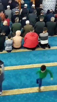 Namaz kılan cemaate zor anlar yaşatan ufaklık