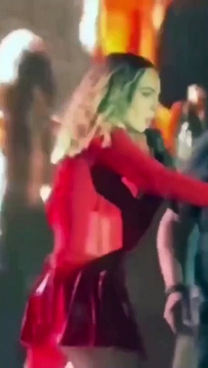 ¡Fanático casi tira a Belinda!