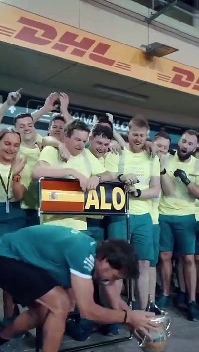 Trofeo,celebración y foto con el equipo Aston Martin