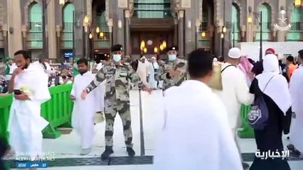 شاهد.. رئاسة أمن الدولة تقدِّم خدمات إنسانية وتنظِّم الكتل البشرية بالمسجد الحرام
