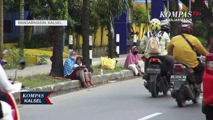 Скачать видео: Di Banjarmasin, Beri Uang ke Pengemis Jalanan Bisa Kena Denda Rp.100.000 atau Kurungan 10 Hari!