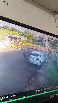 Câmera flagra postes quase caindo em pedestres no Paraná