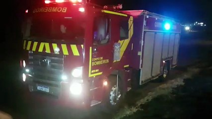 Bombeiros combatem incêndio em vegetação na BR-277