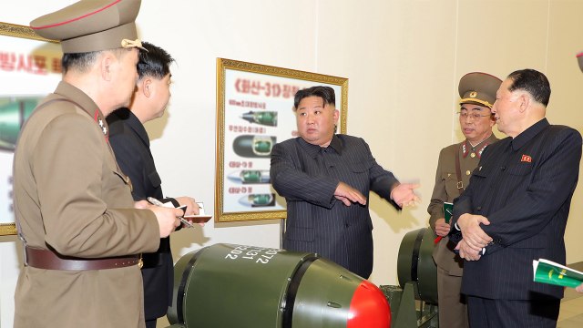 北, 전술 핵탄두 추정 '화산-31' 전격 공개... 핵무기 생산 박차 / YTN