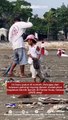 Ini baru patut di contoh, Petugas dan relawan gotong royong dalam melakukan kegiatan bersih-bersih di Pantai Kuta, Selasa (28/3) pagi .