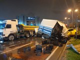 İstanbul'da hafriyat kamyonuna çarpan kamyonet, taksiyi altına aldı