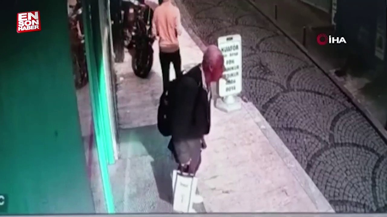 Şişli’de yaşlı hırsız ürünleri çalıp dükkanın önünde çikolata yedi