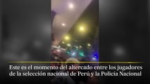Momento del altercado entre la Policía Nacional y los jugadores de la selección peruana de fútbol fuera de un hotel de Madrid